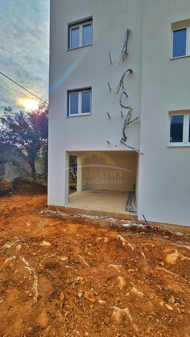 VENDITA: Ampio trilocale con grande giardino – Kaštel Stari (Nuova costruzione)